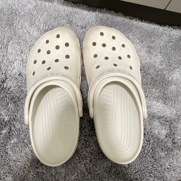 Size 8 white crocs - Picture 1 of 4